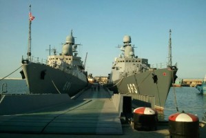 Экипажи Каспийской флотилии учатся приводить корабли к бою в экстренных условиях