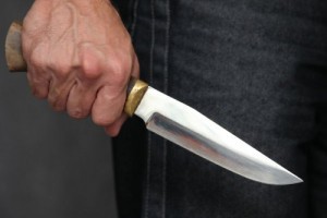 В Астрахани во время семейной ссоры муж несколько раз ударил жену ножом в грудь