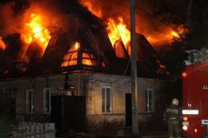 В Ленинском районе Астрахани почти два часа тушили пожар в жилом доме, есть пострадавшие