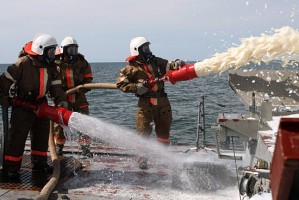 Экипажи Каспийской флотилии тушили условный пожар на крановом судне
