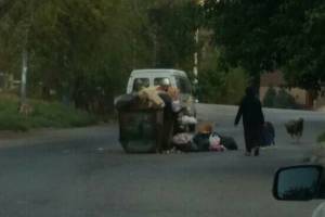 Фотофакт: в Астрахани перекрыли дорогу мусорными баками