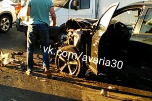 В Астрахани на улице Магистральной иномарка на скорости врезалась в маршрутное такси
