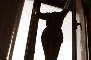 В Астрахани из окна дома выпала 31-летняя женщина