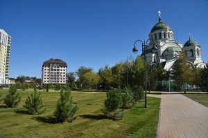 У храма святого Владимира в Астрахани появились деревья из Европы и фонари из Петербурга