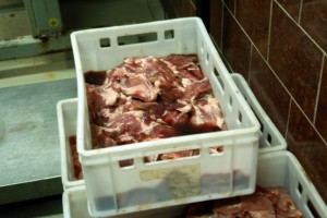 В одном из детских садов Астраханской области обнаружено мясо без ветдокументов