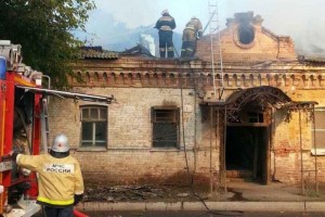 Третий раз за месяц астраханские спасатели ликвидируют пожар на улице Лычманова