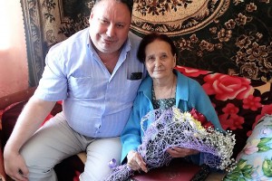 Главный врач Володарской РБ поздравил ветерана с 90-летием