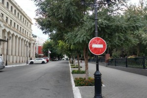 На ул Советской в Астрахани дорожный знак «Въезд запрещён» повесили на фонарном столбе