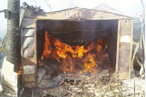 В Астрахани при возгорании мусора и гаража пострадал человек