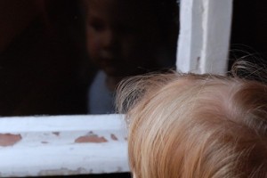 В Астрахани двухлетний ребенок остался один в квартире