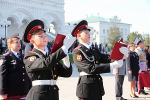 На Соборной площади Астраханского кремля первокурсники-суворовцы приняли торжественное обещание