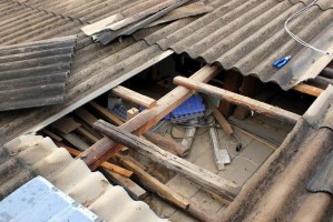 Житель Астраханской области госпитализирован после падения с крыши дома