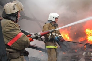 Астраханские пожарные ликвидировали огонь в жилом доме и квартире, спасены семеро