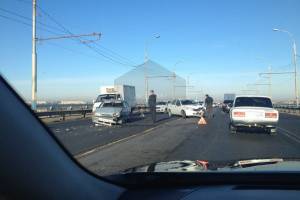 В Астрахани авария спровоцировала пробку на Новом мосту