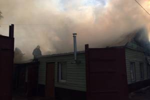 В Астраханской области пожар уничтожил существенную часть жилого дома