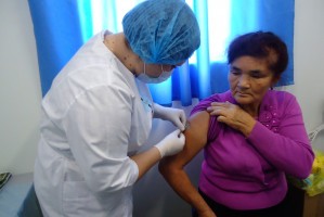 Астраханцы активно прививаются против гриппа в мобильном пункте