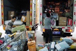Через Астрахань пытались провезти более пяти тонн китайского ширпотреба без документов