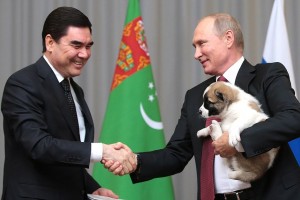 Президент Туркмении подарил Владимиру Путину Верного алабая