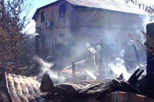 В Астраханской области сгорел жилой дом с сараем