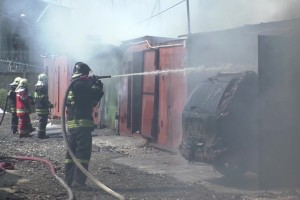 В Астрахани из-за детской шалости сгорели три гаража и автомобиль