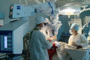 Астраханские хирурги спасли парня: они три часа делали операцию на мозге 