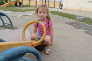 Астраханские детские площадки разваливаются прямо на глазах