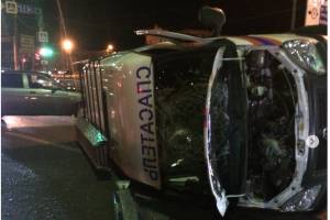 В Астрахани перевернулась машина спасателей, ехавших на ДТП