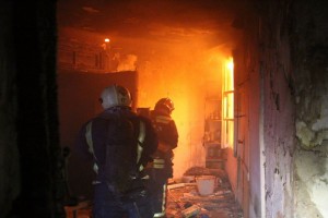 Астраханские пожарные ликвидировали огонь в жилом доме и заброшенном здании, спасены трое