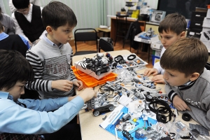 Астраханские школьники создали робота, который выносит мусор и выгуливает собаку