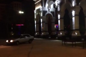 Неизвестные водители хулиганят ночью перед новой аркой в Астрахани