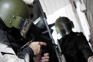 Полиция, Росгвардия и ОМОН получат щиты с электрошокерами