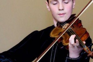 Обладатель двухмиллионной скрипки из Астрахани вновь отправился на международный конкурс