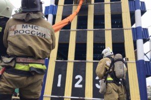 Астраханские пожарные спасали людей из горящей высотки