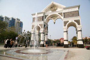 В Астрахани торжественно открыли Триумфальную арку и Аллею славы