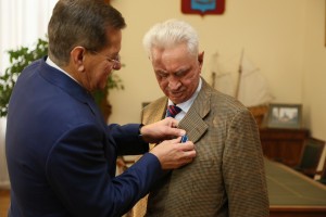 Александр Жилкин вручил Виктору Щугореву медаль «За заслуги перед Астраханской областью»