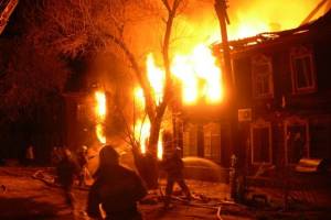 В Астрахани пожар уничтожил жилой дом