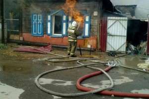 В центре Астрахани горит жилой дом