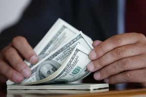 В Астраханской области за взятку в долларах грузоперевозчик заплатит штраф в рублях