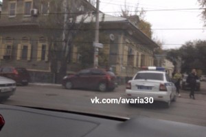 В Астрахани возле областной стоматологии дерево упало и оборвало электропровода
