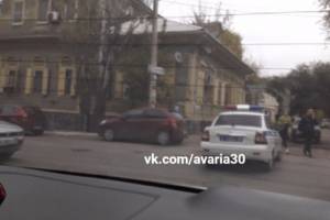 В Астрахани перекрыли центральную улицу из-за упавшего дерева