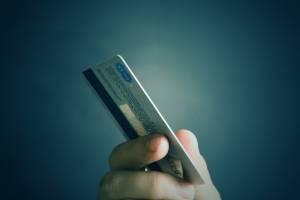 Астраханка лишилась денег, согласившись увеличить лимит своей кредитной карты