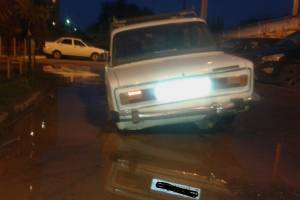 В Астрахани автомобили проваливаются в ямы на дорогах