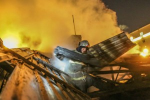 В Астрахани из-за непотушенной  сигареты загорелся дом