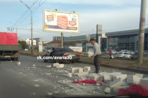 В Астрахани из грузовика на легковой автомобиль вывалились кирпичи