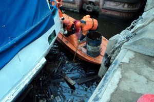 В Астраханской области на Волге обнаружили около тысячи кубометров разлитой нефти