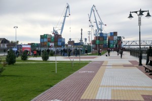 В Астрахани официально открылась обновленная Петровская набережная