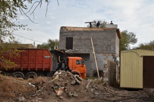 В Астрахани на ул Генерала Епишева сносят незаконную постройку