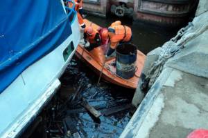 На территории астраханского порта обнаружили разлив нефти