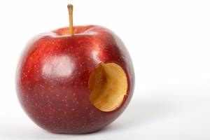 Почему в супермаркетах нет яблок с дырками