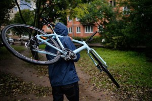 В Астрахани психически нездоровый местный житель украл велосипед из подъезда